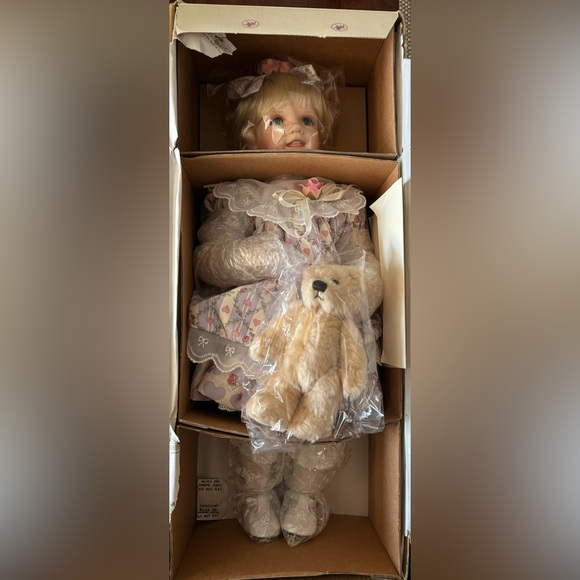 Ashton-Drake Georgetown
Collection Porcelain Doll - Ellie by
Jane Zidjunas - Picture 8 of 12